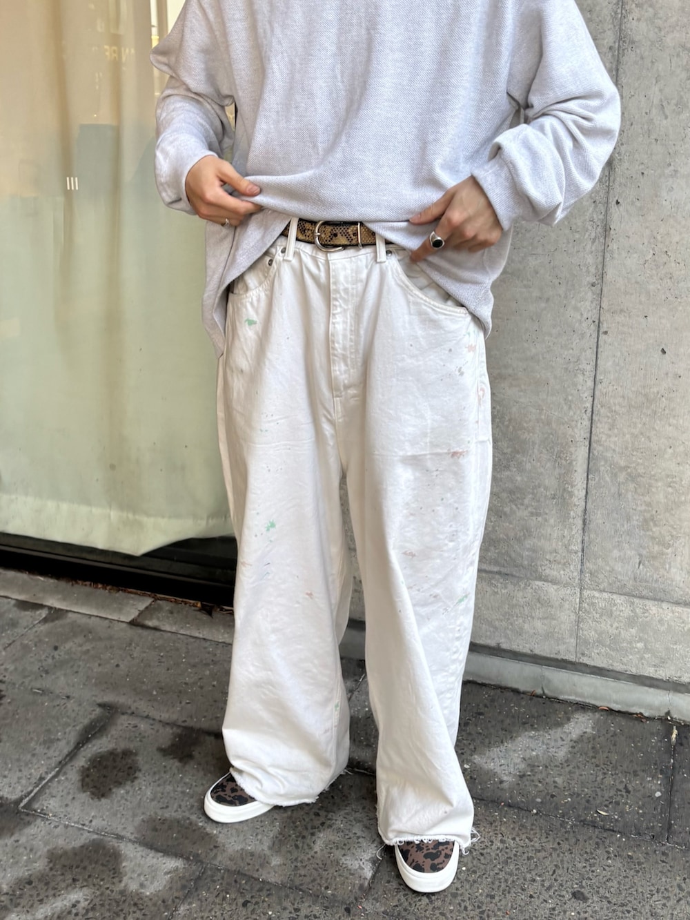 ホワイト系のニット/セーター、ブラウン系のスニーカーを着用したメンズの冬コーディネートの3枚目の写真