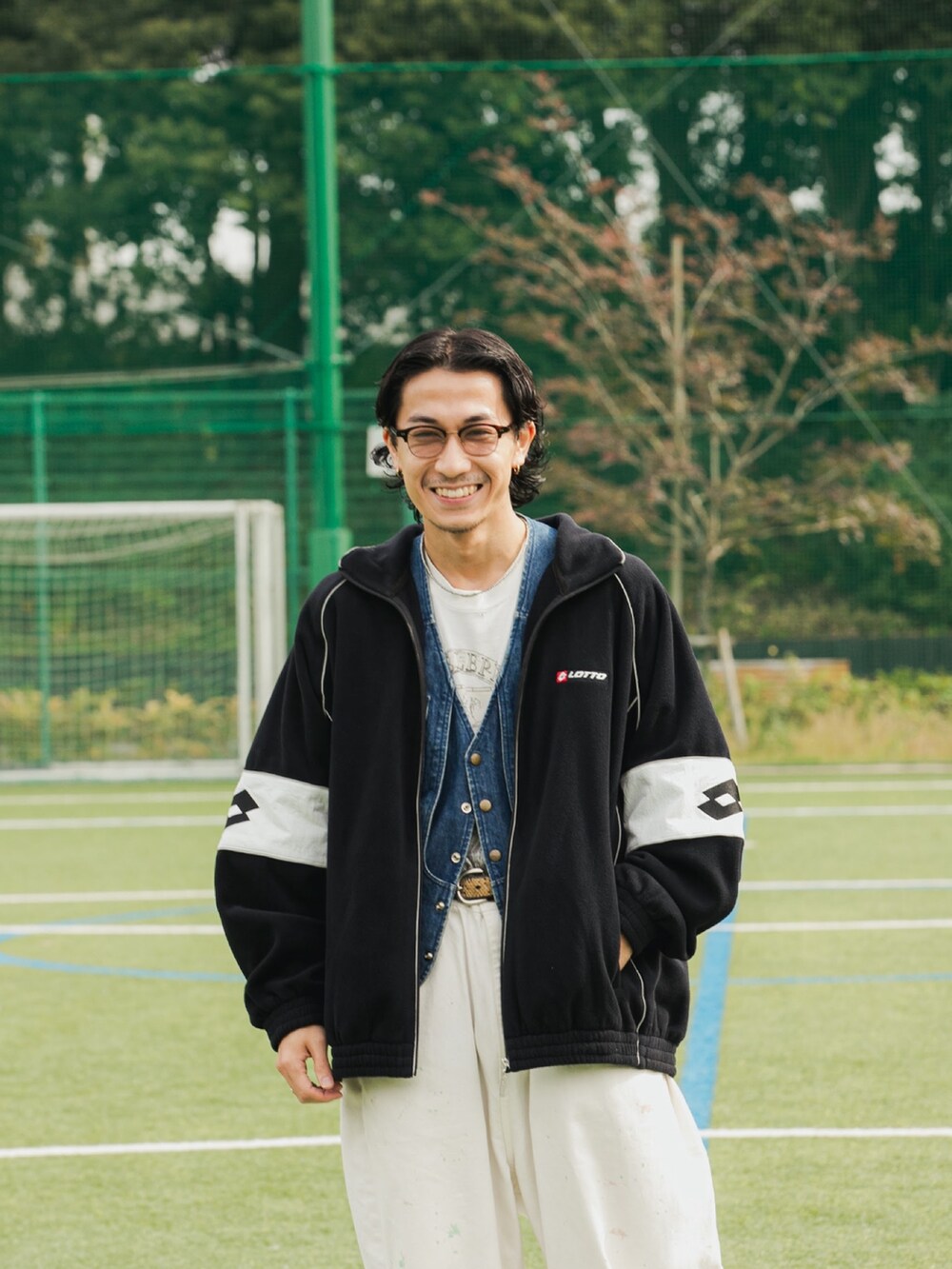 ブラック系のブルゾンを着用したメンズの秋コーディネートの8枚目の写真