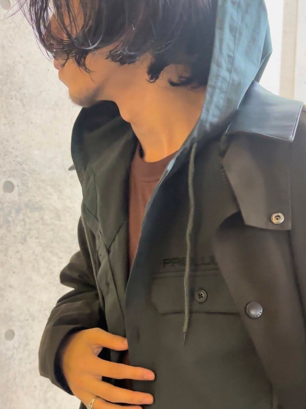 グリーン系のその他アウター、グリーン系のシャツ/ブラウス、グレー系のサンダルを着用したメンズの秋コーディネートの7枚目の写真