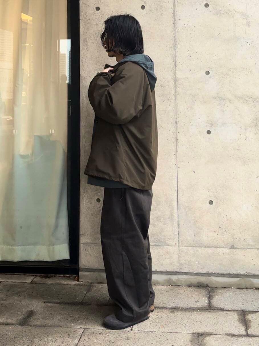 グリーン系のその他アウター、グリーン系のシャツ/ブラウス、グレー系のサンダルを着用したメンズの秋コーディネートの4枚目の写真