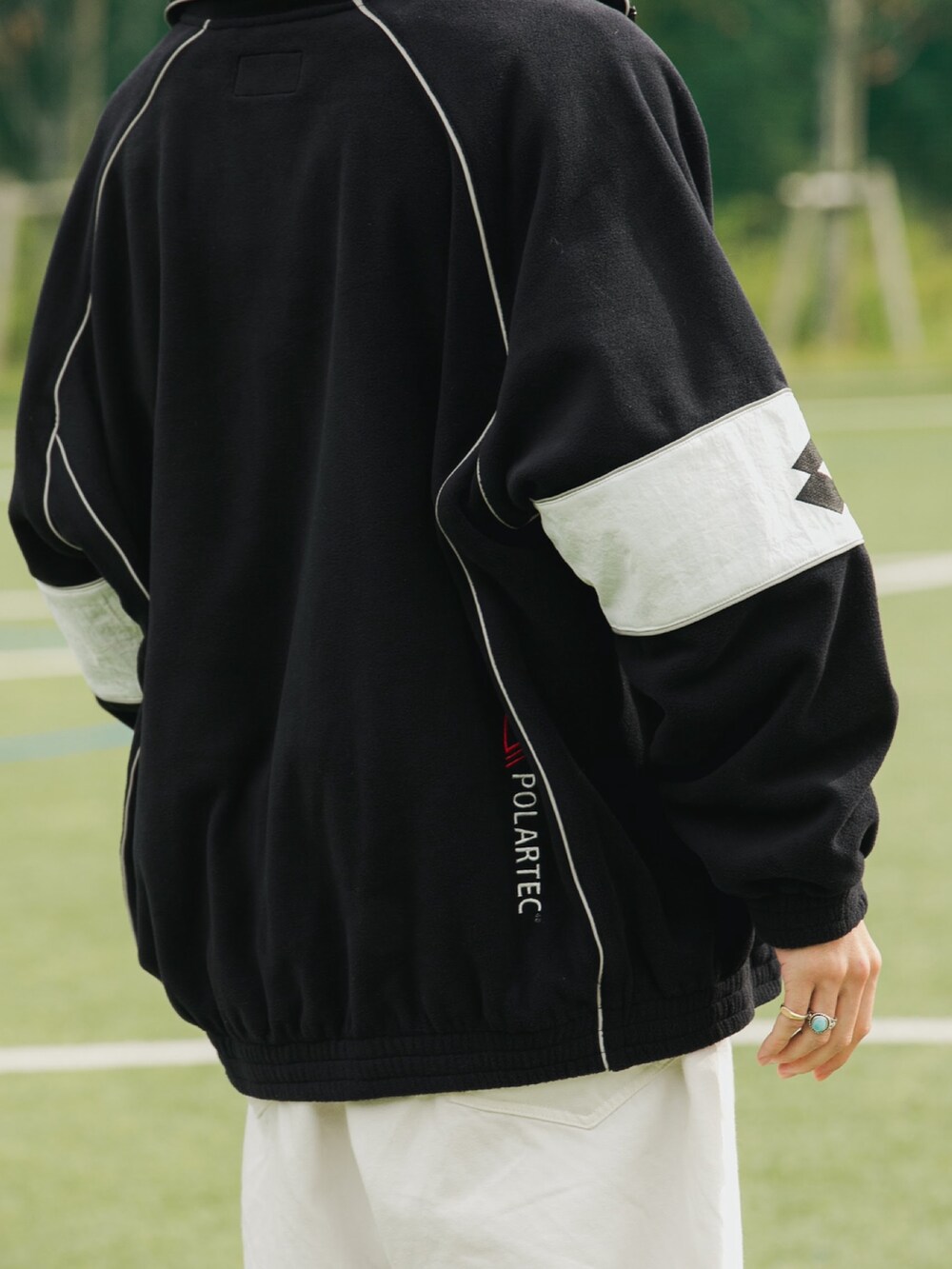 ブラック系のブルゾンを着用したメンズの秋コーディネートの5枚目の写真