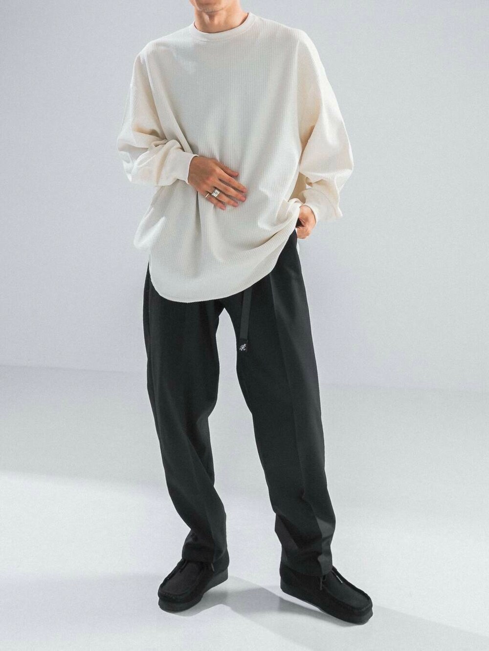 ブラック系のその他パンツ、ベージュ系のTシャツ/カットソーを着用したメンズの夏コーディネートの3枚目の写真
