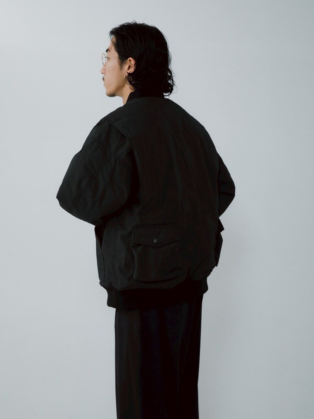 ブラック系のその他アウターを着用したメンズの秋コーディネートの4枚目の写真