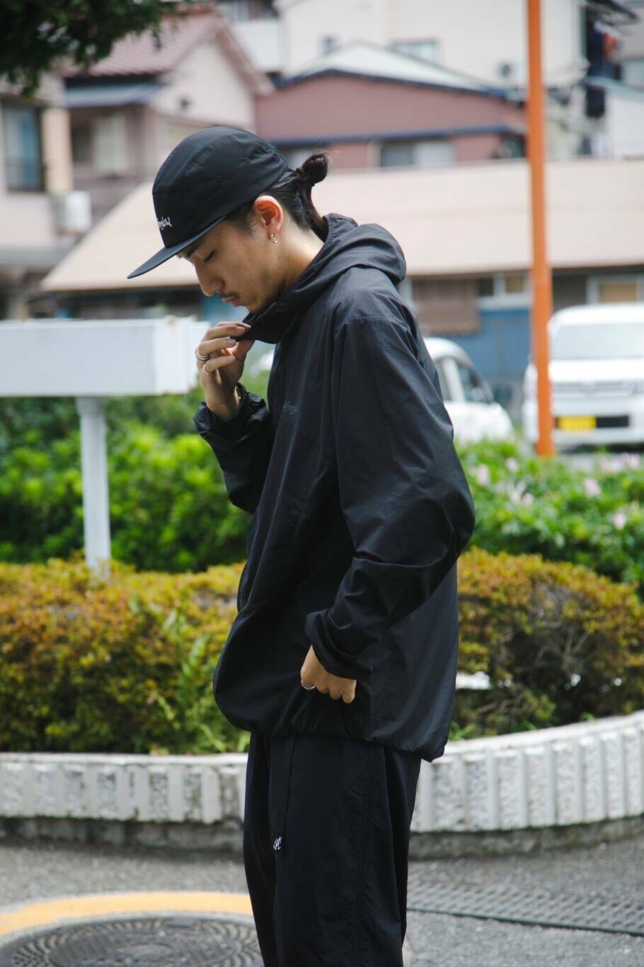 ブルー系のその他パンツ、ブラック系のスニーカー、ブラック系のパーカーを着用したメンズの夏コーディネートの4枚目の写真