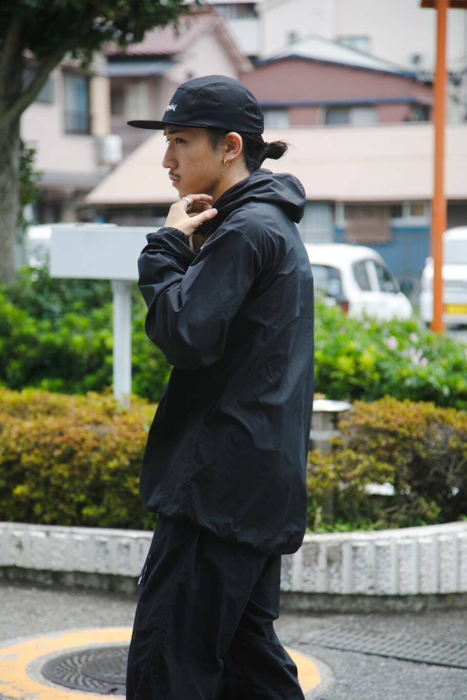 ブルー系のその他パンツ、ブラック系のスニーカー、ブラック系のパーカーを着用したメンズの夏コーディネートの2枚目の写真