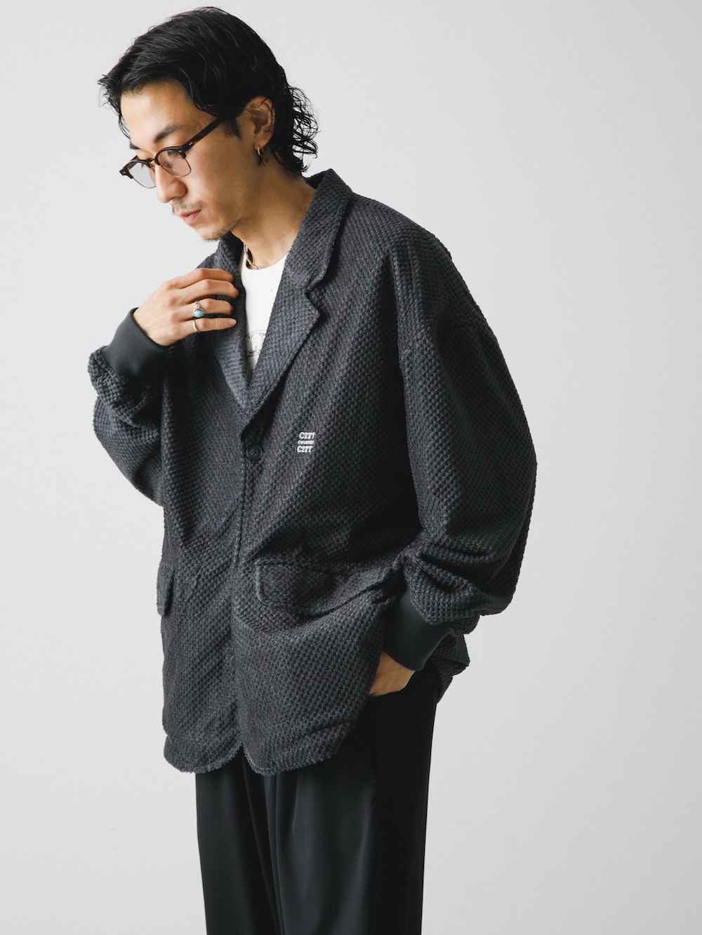 ブラック系のテーラードジャケット、ブラック系のその他パンツを着用したメンズの秋コーディネートの5枚目の写真