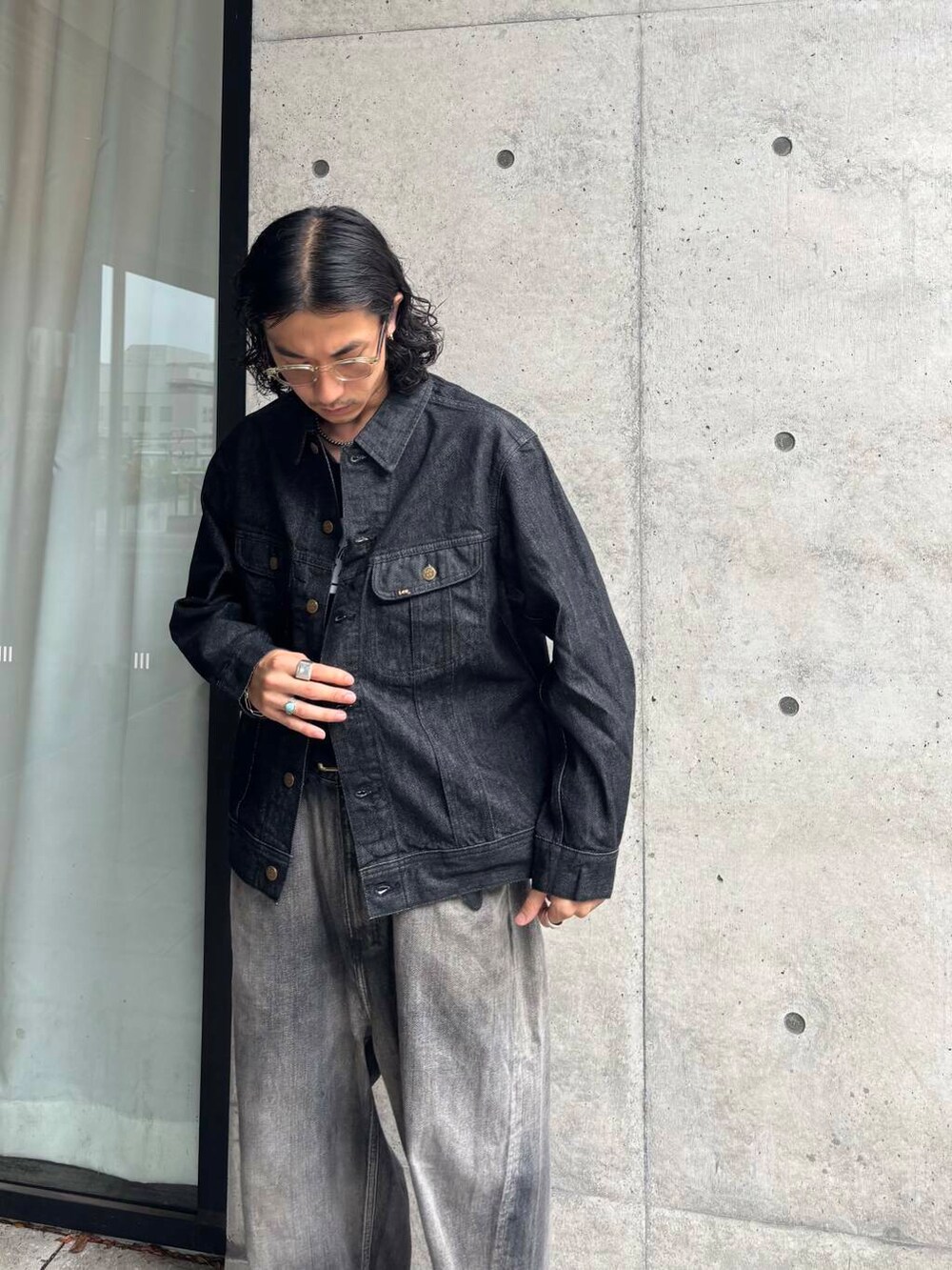 ブラック系のデニムジャケットを着用したメンズの夏コーディネートの7枚目の写真