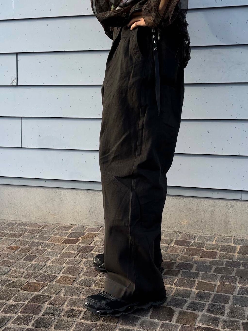 ブラック系のスニーカー、ブラック系のその他パンツを着用したメンズの秋コーディネートの3枚目の写真