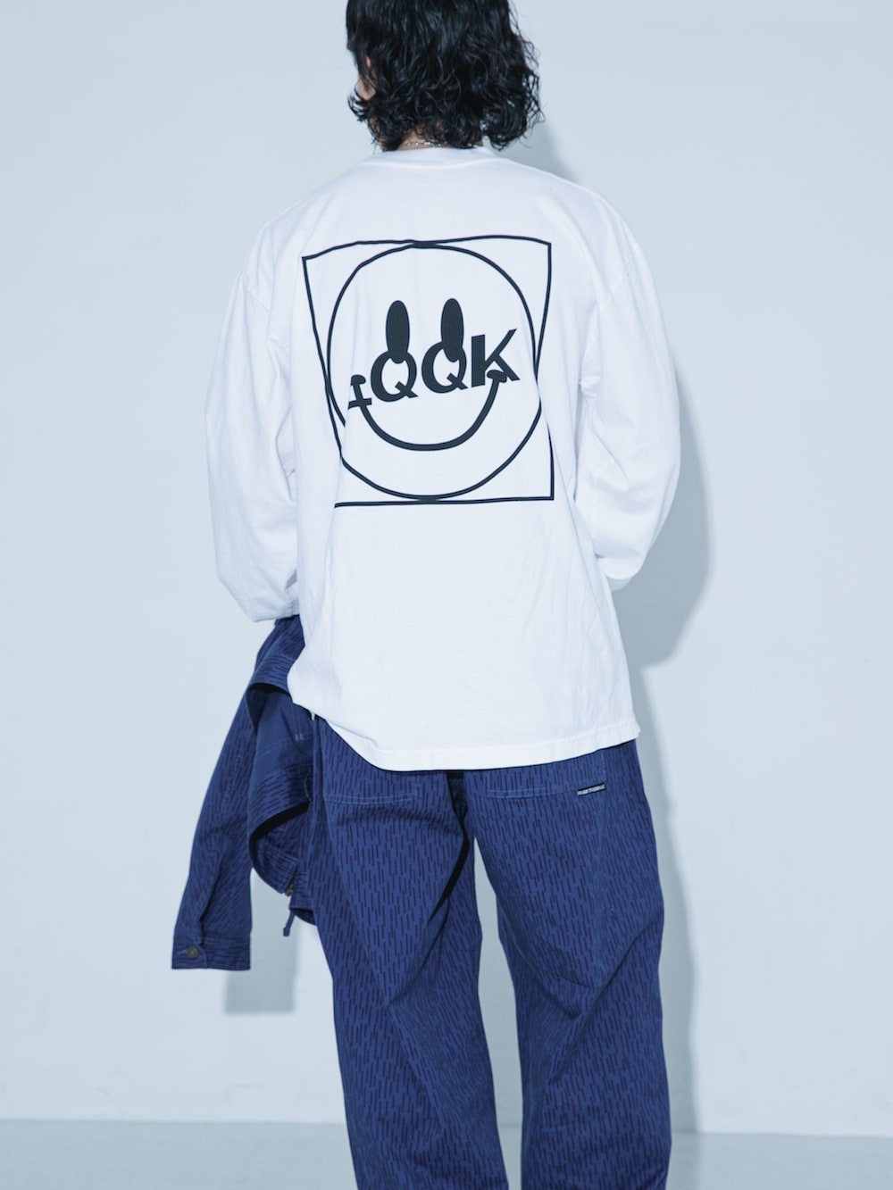 ブルー系のブルゾン、ブルー系のその他パンツ、ホワイト系のTシャツ/カットソーを着用したメンズの春コーディネートの2枚目の写真