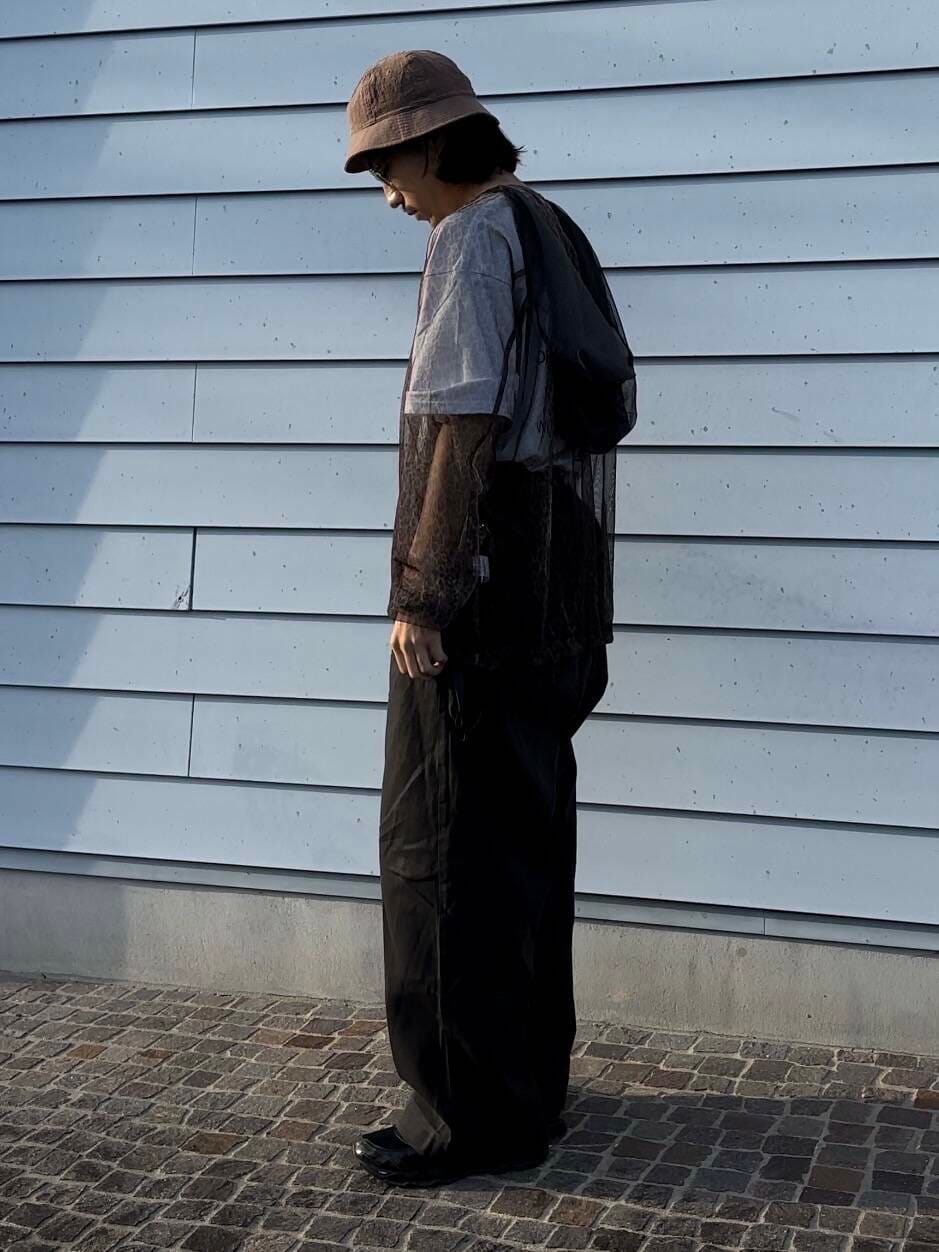 ブラック系のスニーカー、ブラック系のその他パンツを着用したメンズの秋コーディネートの2枚目の写真