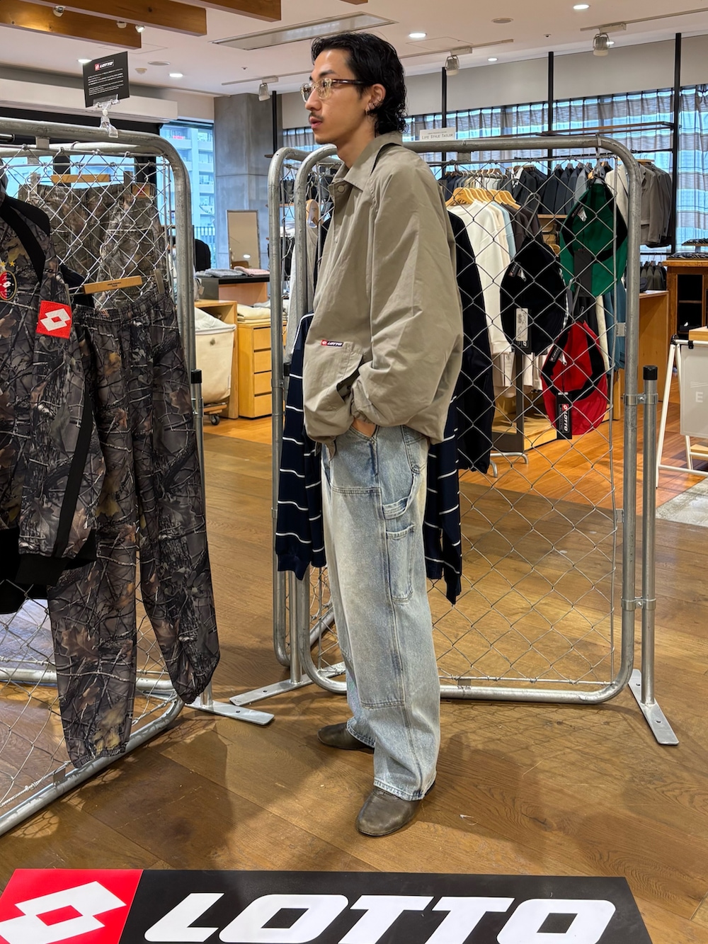 グリーン系のブルゾン、ブルー系のデニムパンツを着用したメンズの冬コーディネートの2枚目の写真