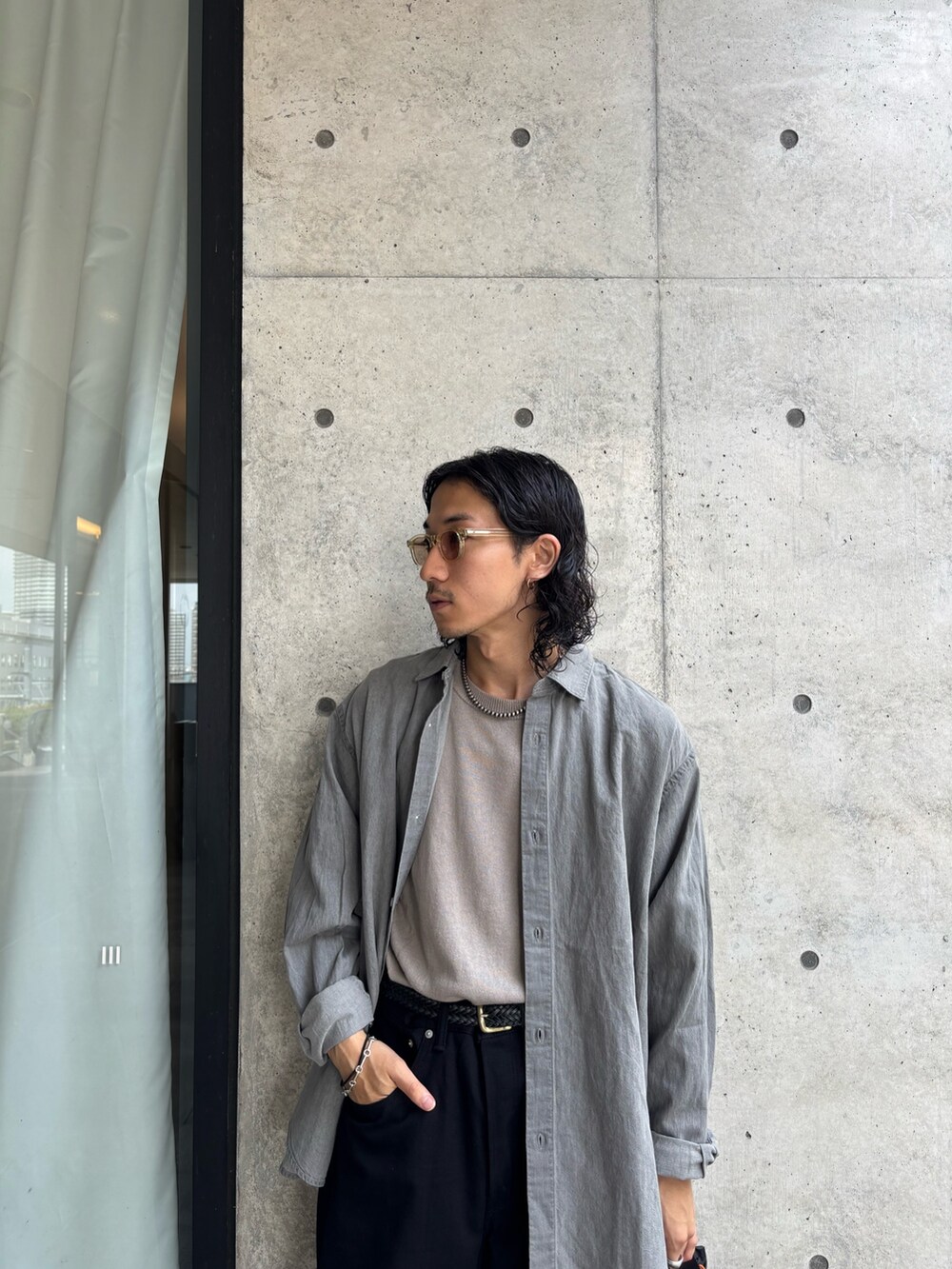 グレー系のシャツ/ブラウス、ブラック系のトートバッグを着用したメンズの夏コーディネートの2枚目の写真