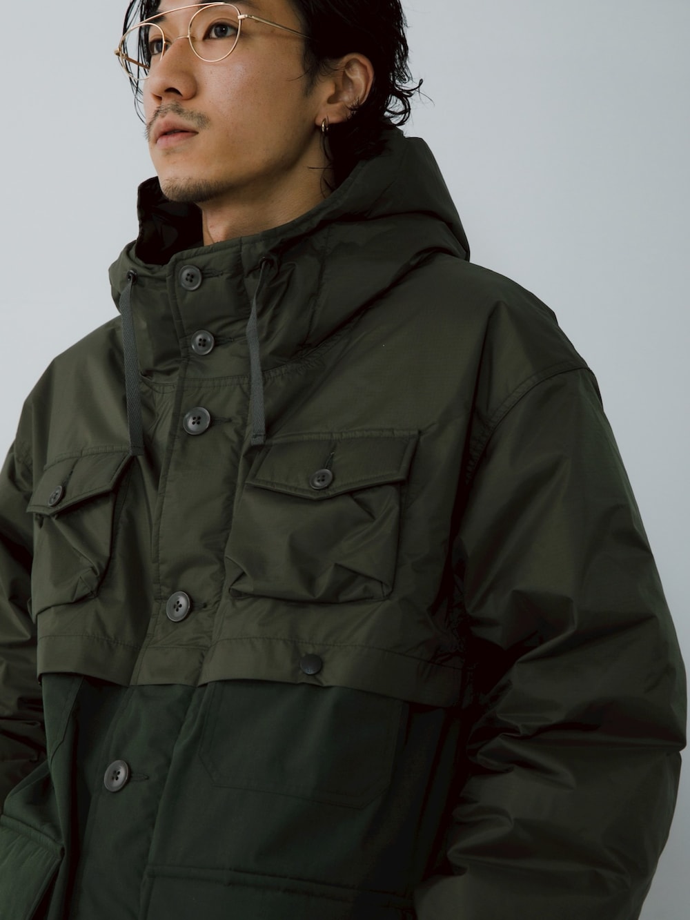 ブルー系のその他アウター、グレー系のその他パンツを着用したメンズの秋コーディネートの7枚目の写真