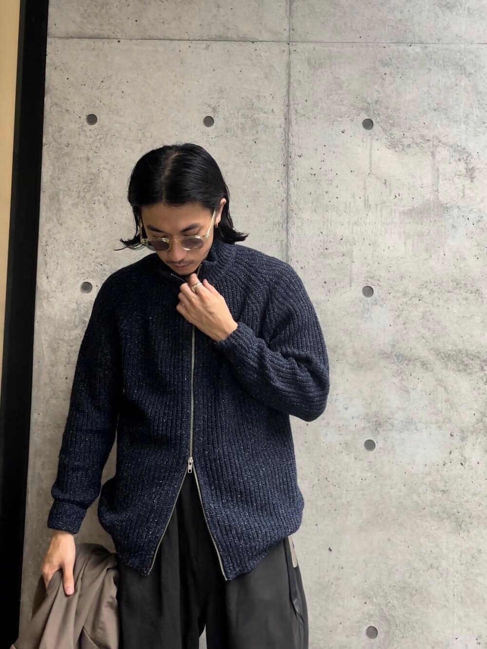 ブルー系のニット/セーター、ベージュ系のブルゾン、ブラック系のその他パンツを着用したメンズの秋コーディネートの3枚目の写真