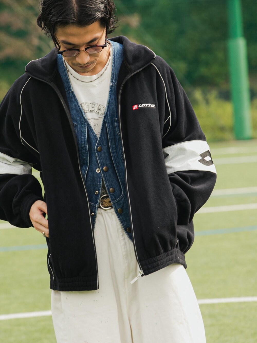 ブラック系のブルゾンを着用したメンズの秋コーディネートの6枚目の写真