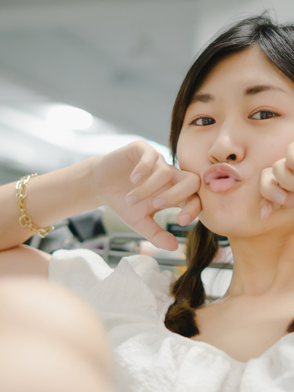 その他のスニーカーを着用したレディースの春コーディネートの2枚目の写真