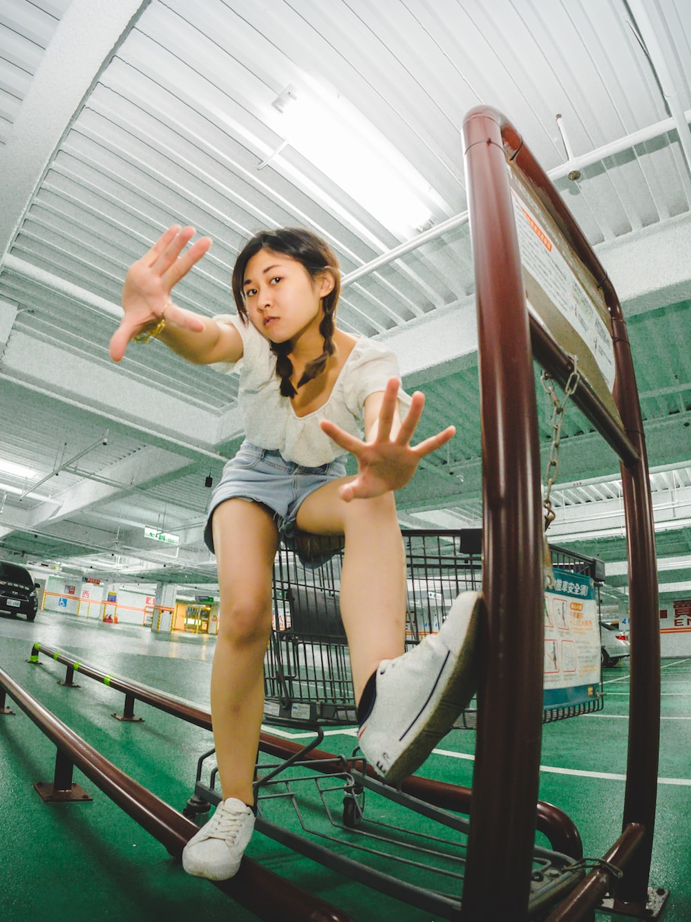 その他のスニーカーを着用したレディースの春コーディネートの3枚目の写真