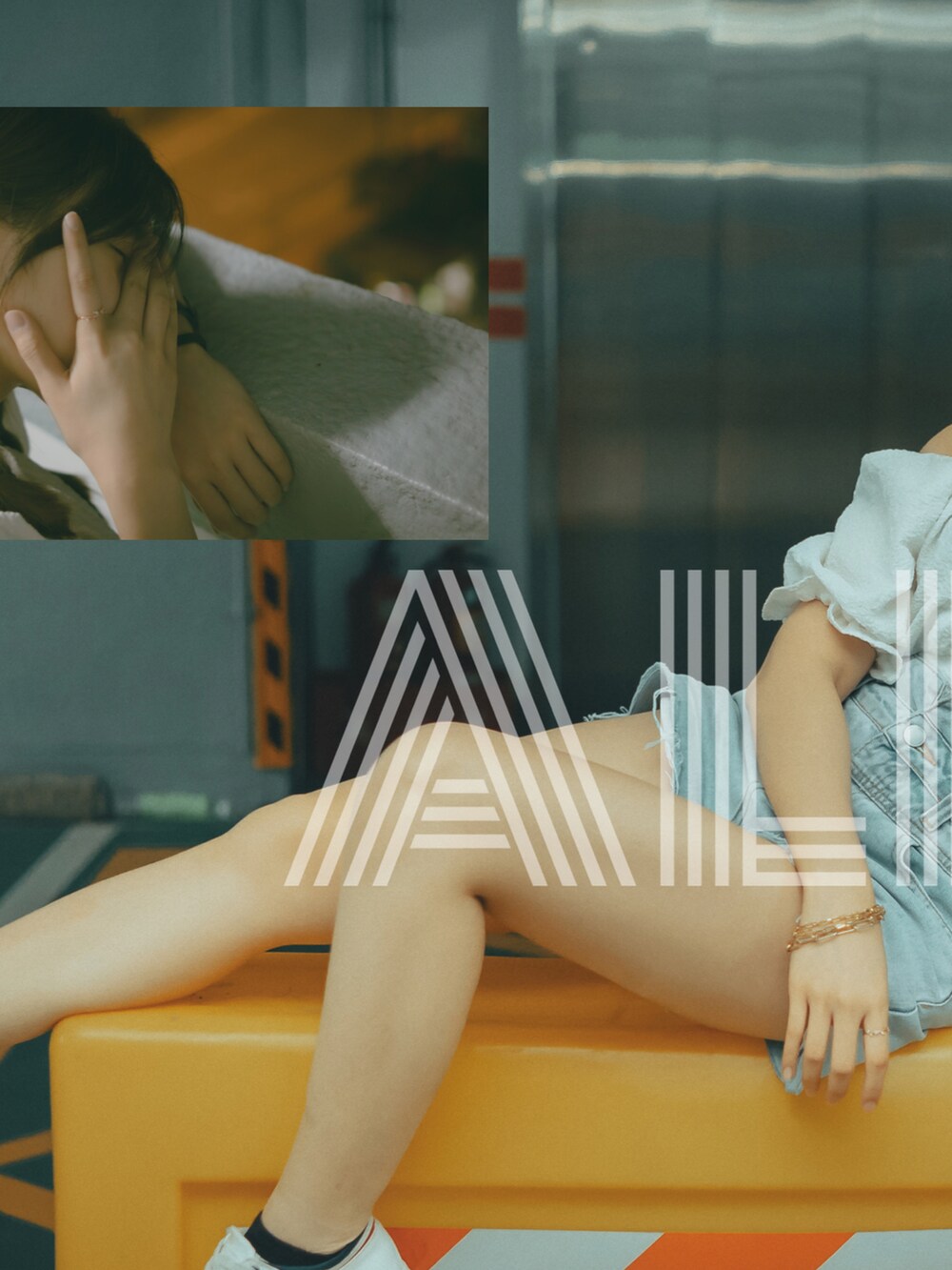 その他のシューズ、ホワイト系のTシャツ/カットソー、その他のブレスレットを着用したレディースの春コーディネートの4枚目の写真