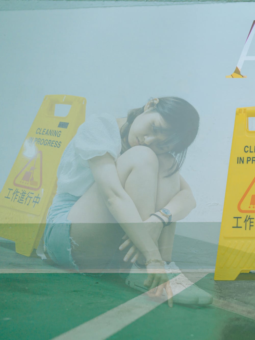 その他のシューズ、ホワイト系のTシャツ/カットソー、その他のブレスレットを着用したレディースの春コーディネートの2枚目の写真