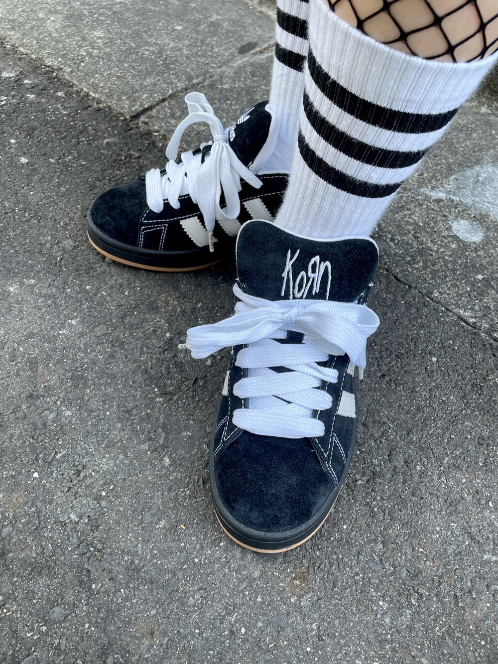 「スニーカー、パーカー、adidas、アディダス、adidas originals、アディダスオリジナルス、フーディー、ｵﾘｼﾞﾅﾙｽ、キャンパス、korn」｜「adidasのKorn パーカー（トップス、ブラック系）」を使った、MRさん（レディース・153cm）の秋コーディネートの4枚目の写真