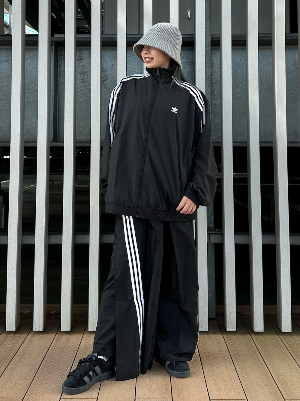 IA(六本木オフィス)｜adidasのスニーカーを使ったコーディネート