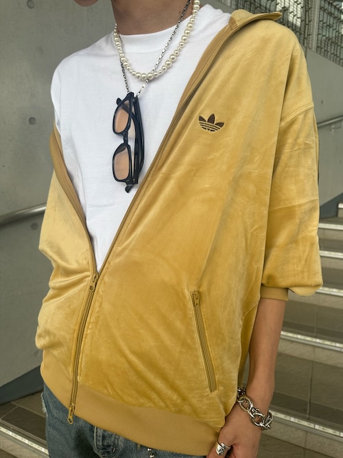 ベロア トラックジャケットのアディダスコーデ【アディダス公式】