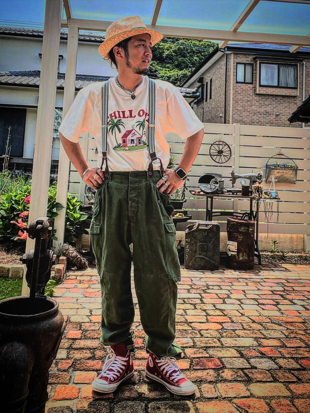 「麦わら帽子、アニメT、ドラゴンボール、コンバース、オールスター100周年、休日スタイル、ミリタリー、サスペンダー、休日コーデ、シャツ好き集まれ、初夏コーデ、シルバーアクセサリー、Tシャツコーデ、カーゴパンツ、プチプラ」｜「CONVERSEのコンバース　100周年モデル（スニーカー、レッド系）」を使った、keikei1192さん（メンズ・168cm）の夏コーディネートの2枚目の写真