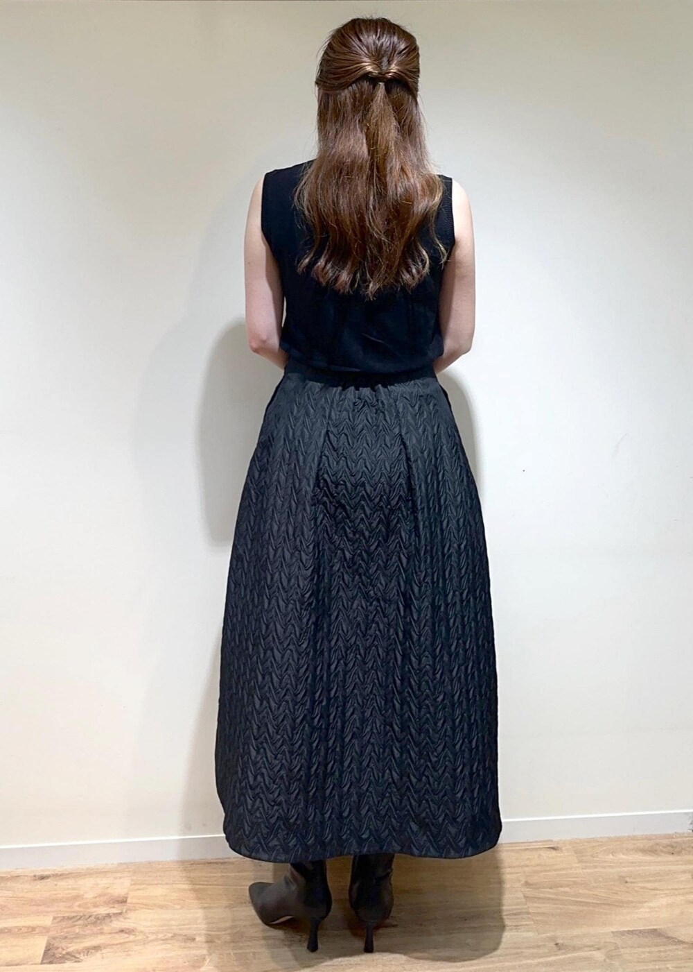 グレー系のテーラードジャケット、ブラック系のスカート、ブラック系のTシャツ/カットソーを着用したレディースの秋コーディネートの6枚目の写真