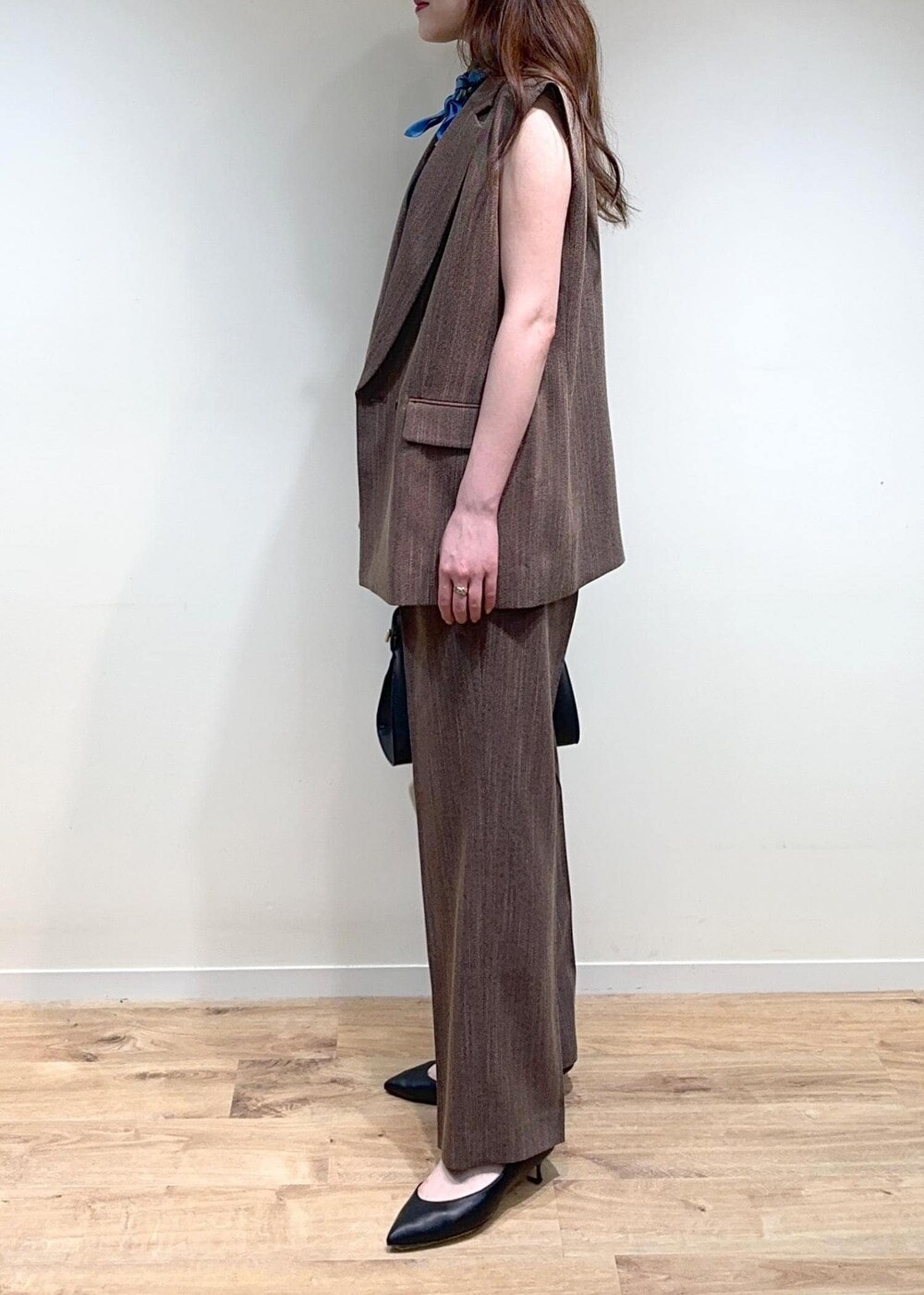 ブラック系のトートバッグ、ブラック系のTシャツ/カットソー、ブラウン系のその他パンツを着用したレディースの夏コーディネートの4枚目の写真