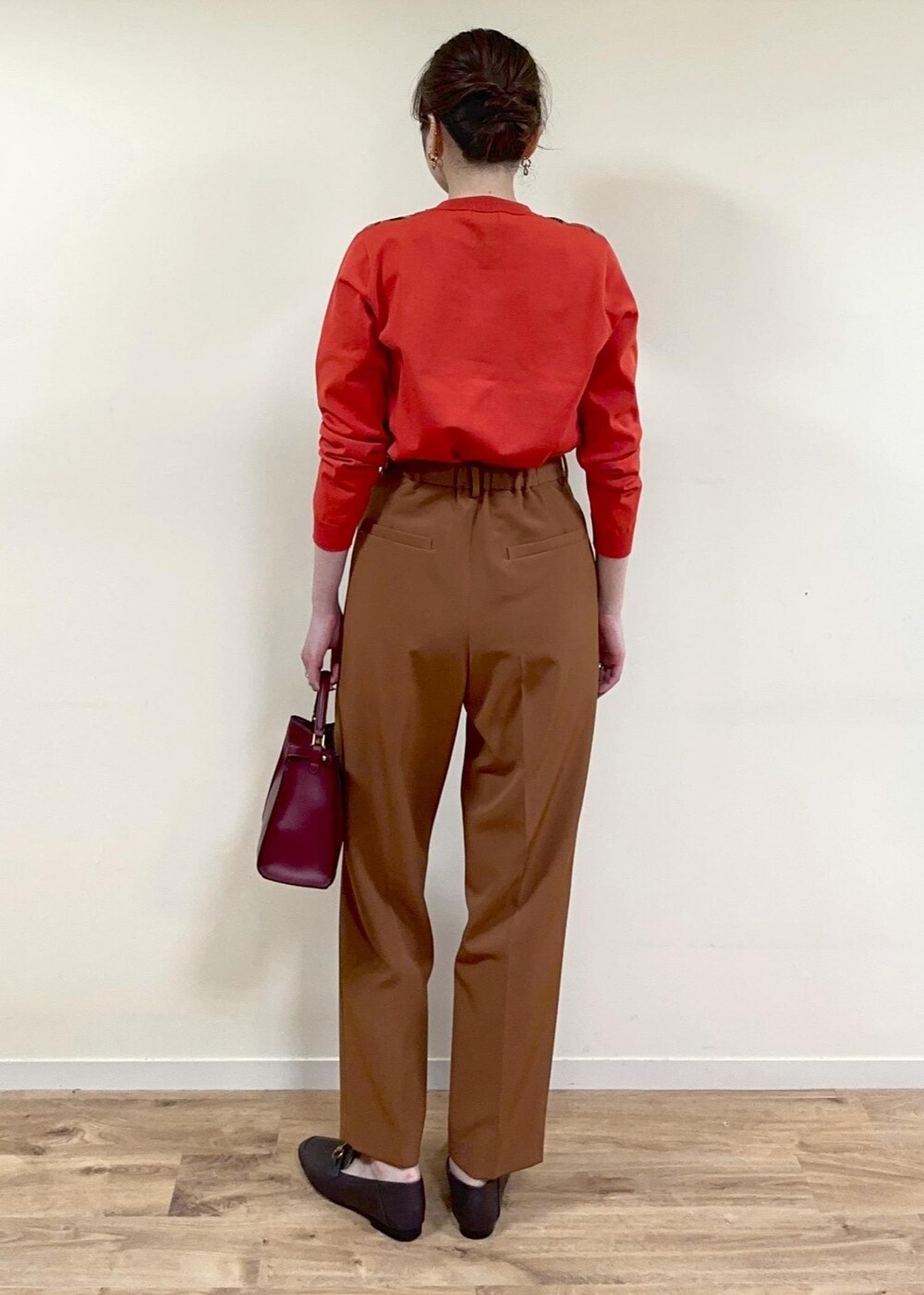 ブラウン系のローファー、レッド系のショルダーバッグ、オレンジ系のカーディガン/ボレロを着用したレディースの夏コーディネートの5枚目の写真