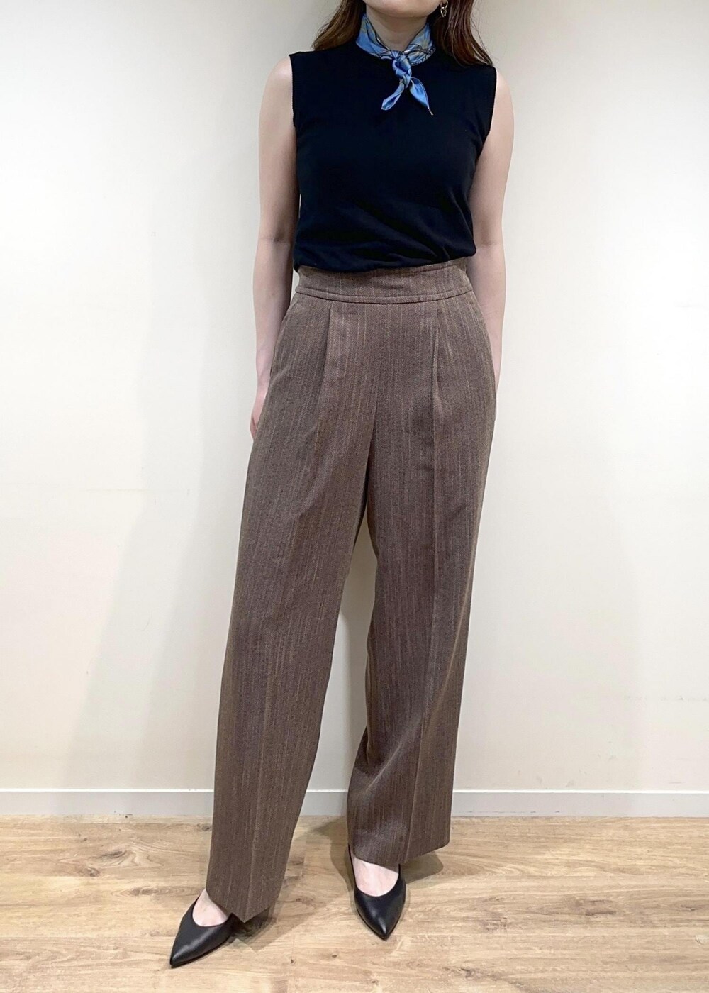 ブラック系のトートバッグ、ブラック系のTシャツ/カットソー、ブラウン系のその他パンツを着用したレディースの夏コーディネートの7枚目の写真