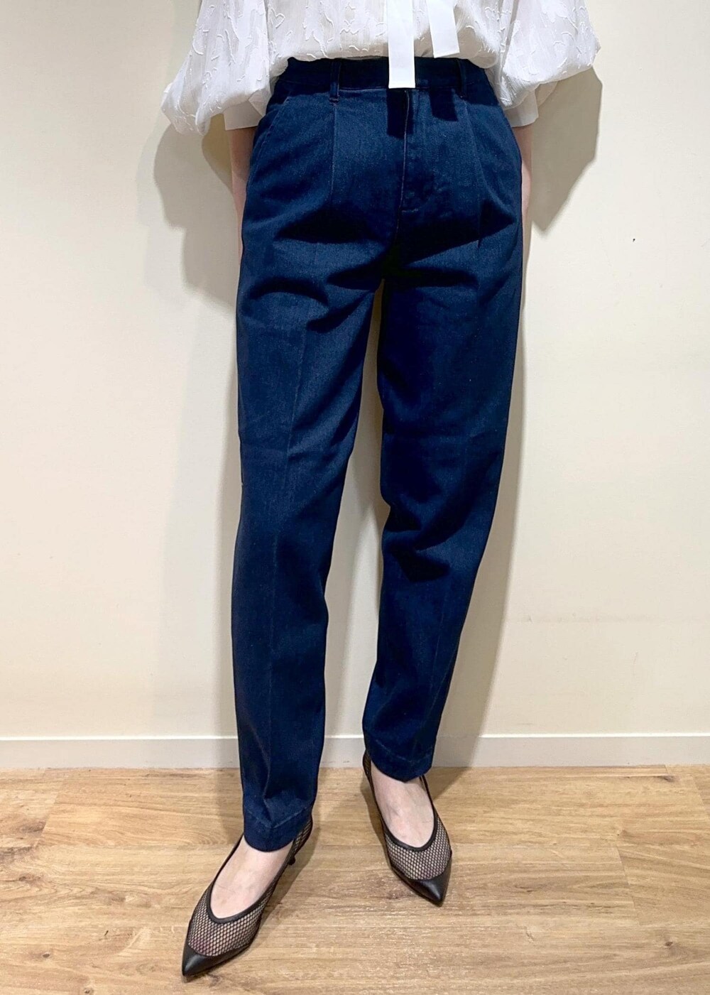 ベージュ系のショルダーバッグ、ブラック系のパンプス、ブルー系のデニムパンツを着用したレディースの夏コーディネートの5枚目の写真