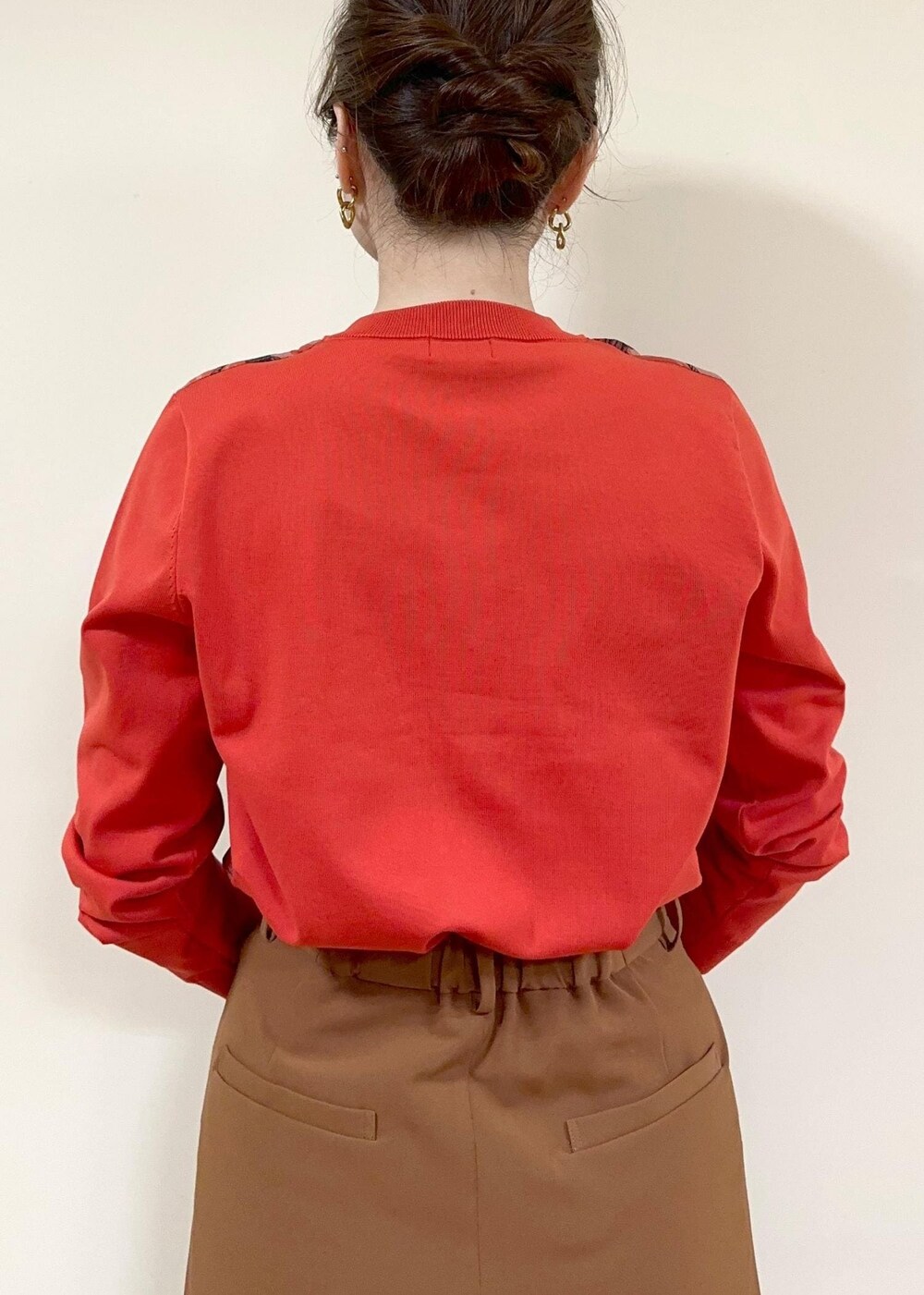 ブラウン系のローファー、レッド系のショルダーバッグ、オレンジ系のカーディガン/ボレロを着用したレディースの夏コーディネートの3枚目の写真