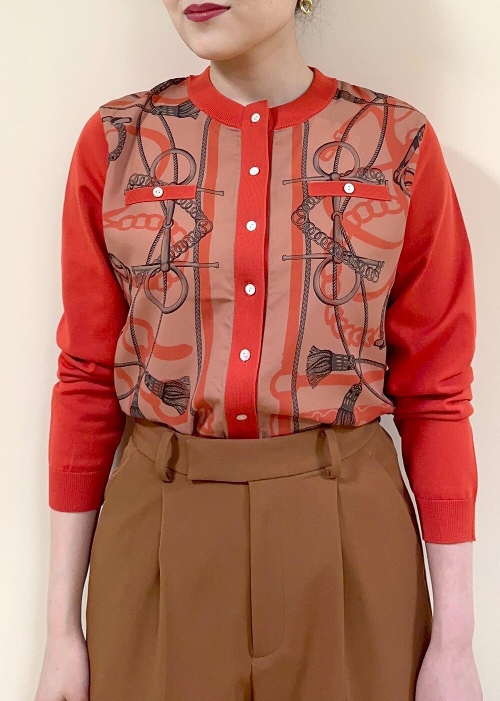 ブラウン系のローファー、レッド系のショルダーバッグ、オレンジ系のカーディガン/ボレロを着用したレディースの夏コーディネートの2枚目の写真