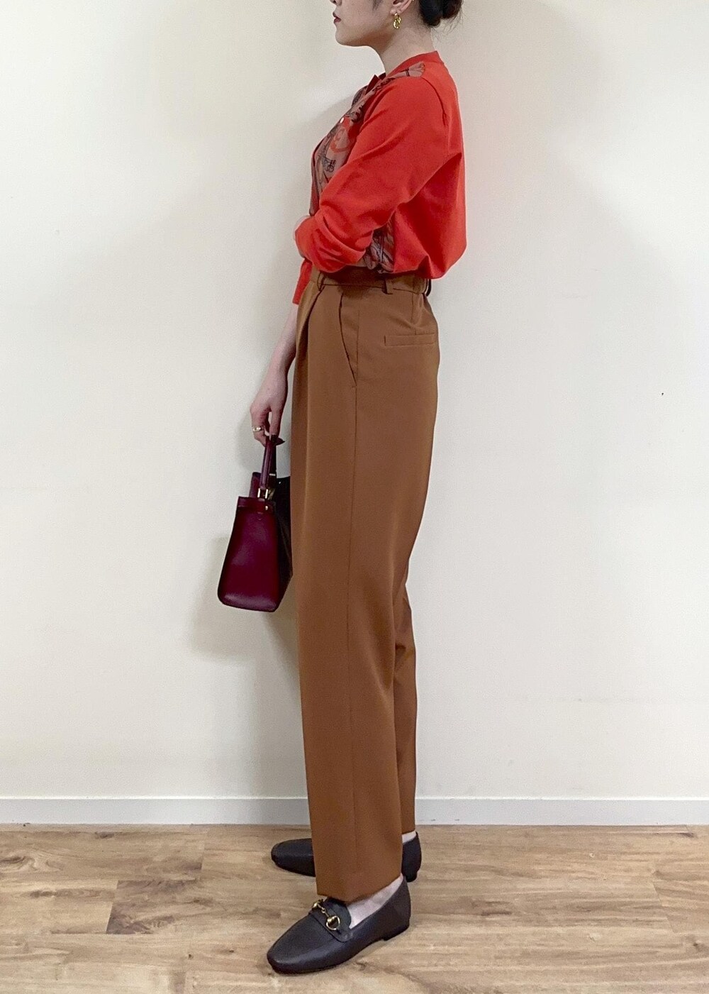 ブラウン系のローファー、レッド系のショルダーバッグ、オレンジ系のカーディガン/ボレロを着用したレディースの夏コーディネートの4枚目の写真