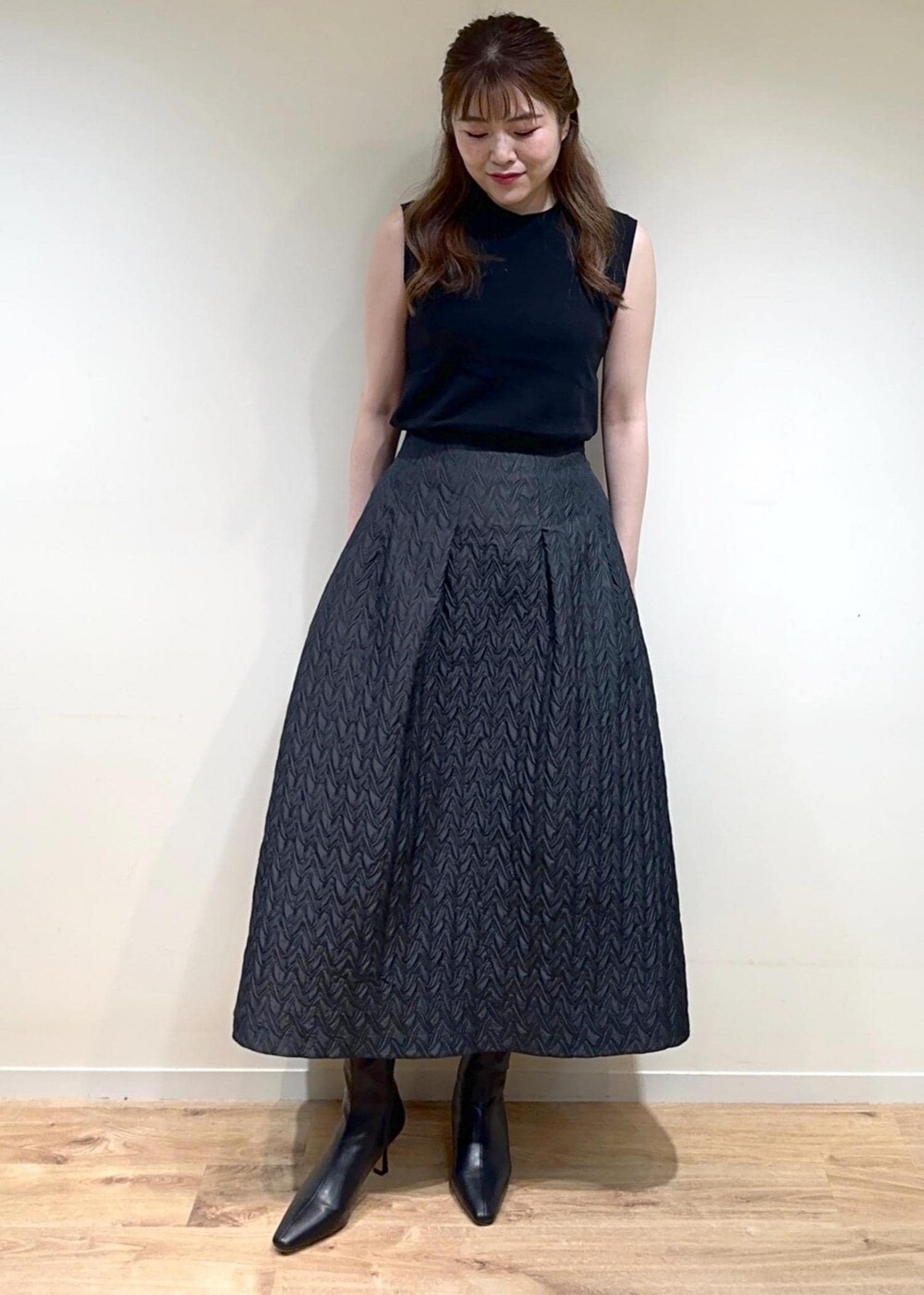 グレー系のテーラードジャケット、ブラック系のスカート、ブラック系のTシャツ/カットソーを着用したレディースの秋コーディネートの5枚目の写真