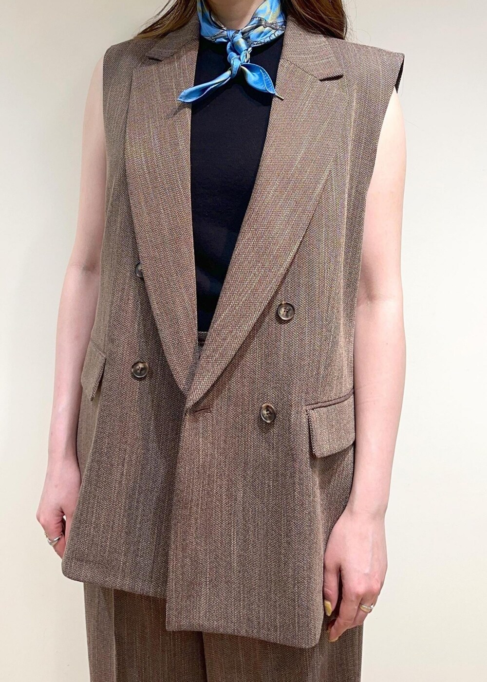 ブラック系のトートバッグ、ブラック系のTシャツ/カットソー、ブラウン系のその他パンツを着用したレディースの夏コーディネートの2枚目の写真