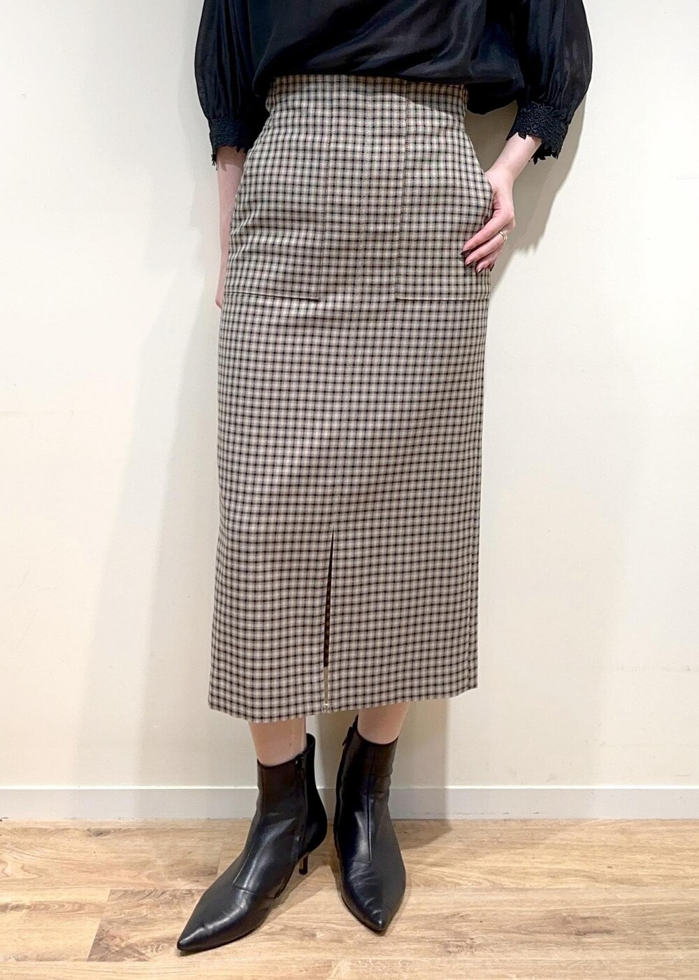 「タイトスカート、刺繍、七分袖、スタンドカラー、チェック柄、ROPÉ、ÉPOR、W BAG、シャツ・ブラウス、スカート、23AW秋の新作、通勤、オフィスカジュアル、お出かけ、大人カジュアル」｜「E'PORの【E'POR】W BAG Medium（ハンドバッグ、ホワイト系）」を使った、mikuさん（レディース・166cm）の夏コーディネートの3枚目の写真