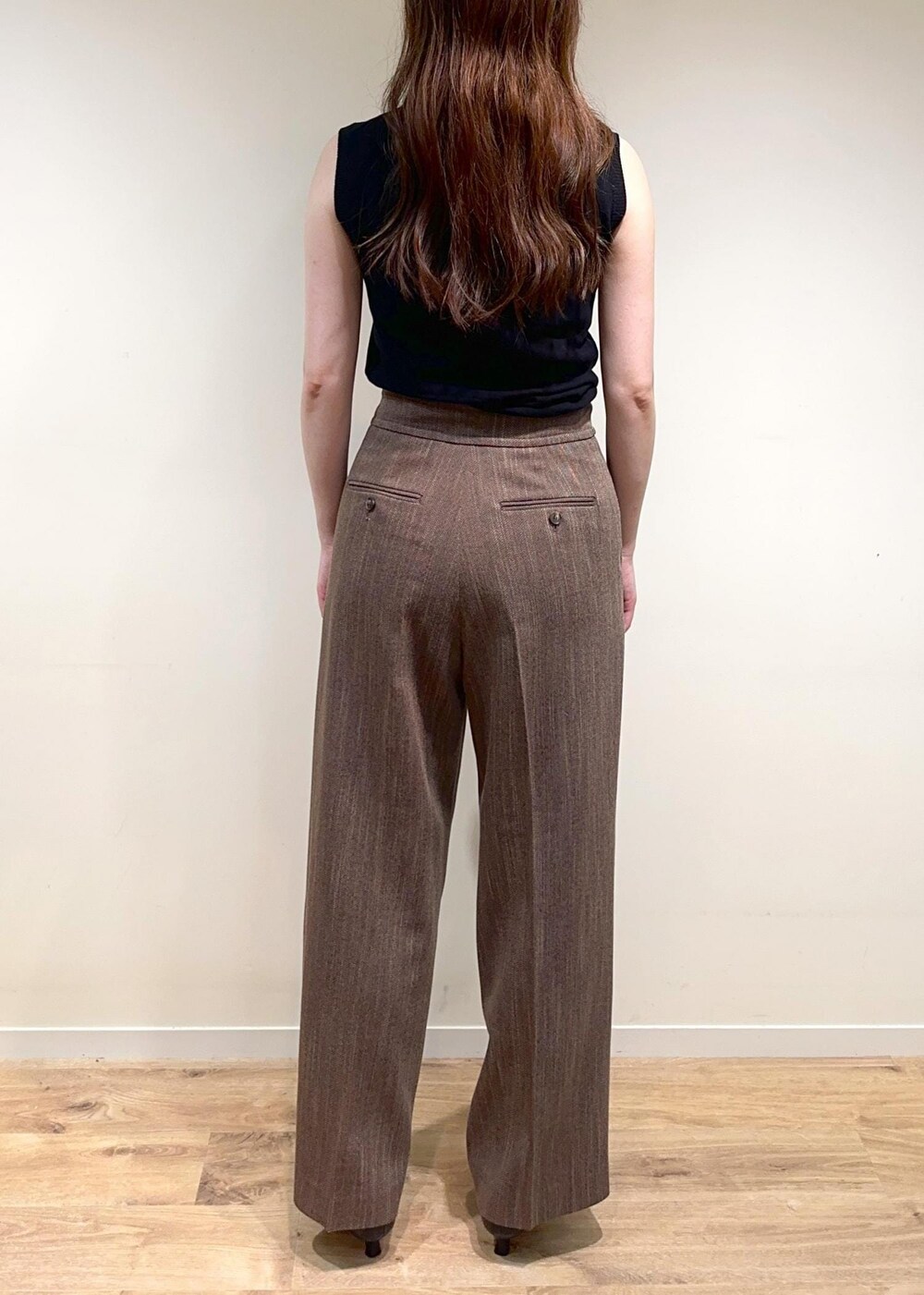 ブラック系のトートバッグ、ブラック系のTシャツ/カットソー、ブラウン系のその他パンツを着用したレディースの夏コーディネートの5枚目の写真