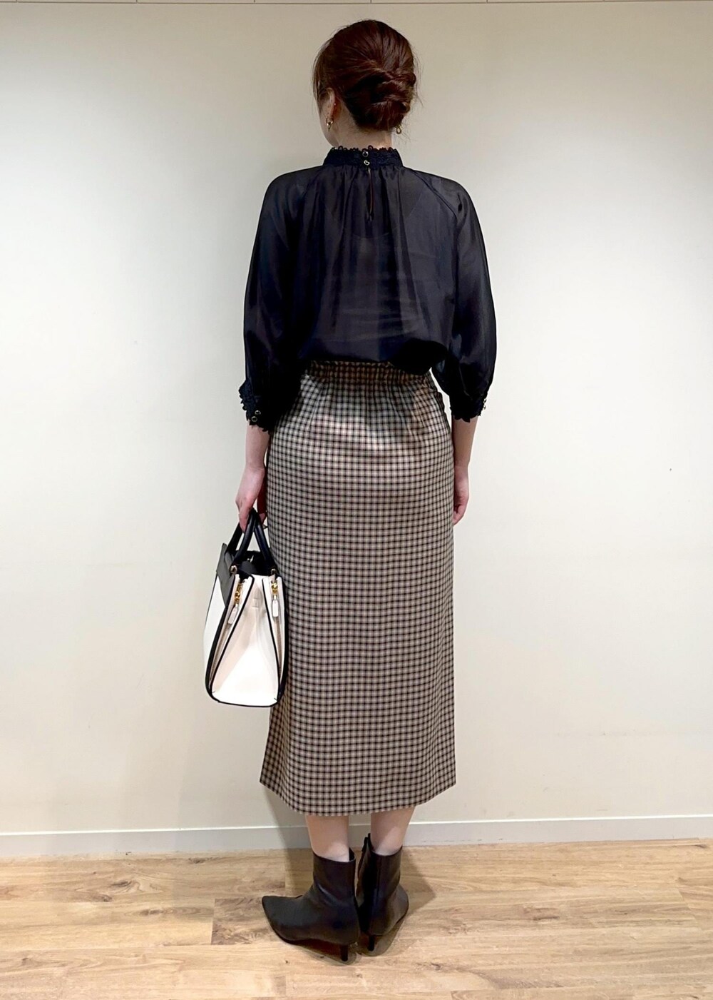 「タイトスカート、刺繍、七分袖、スタンドカラー、チェック柄、ROPÉ、ÉPOR、W BAG、シャツ・ブラウス、スカート、23AW秋の新作、通勤、オフィスカジュアル、お出かけ、大人カジュアル」｜「E'PORの【E'POR】W BAG Medium（ハンドバッグ、ホワイト系）」を使った、mikuさん（レディース・166cm）の夏コーディネートの4枚目の写真