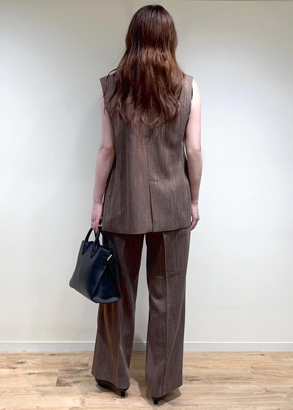 ブラック系のトートバッグ、ブラック系のTシャツ/カットソー、ブラウン系のその他パンツを着用したレディースの夏コーディネートの3枚目の写真