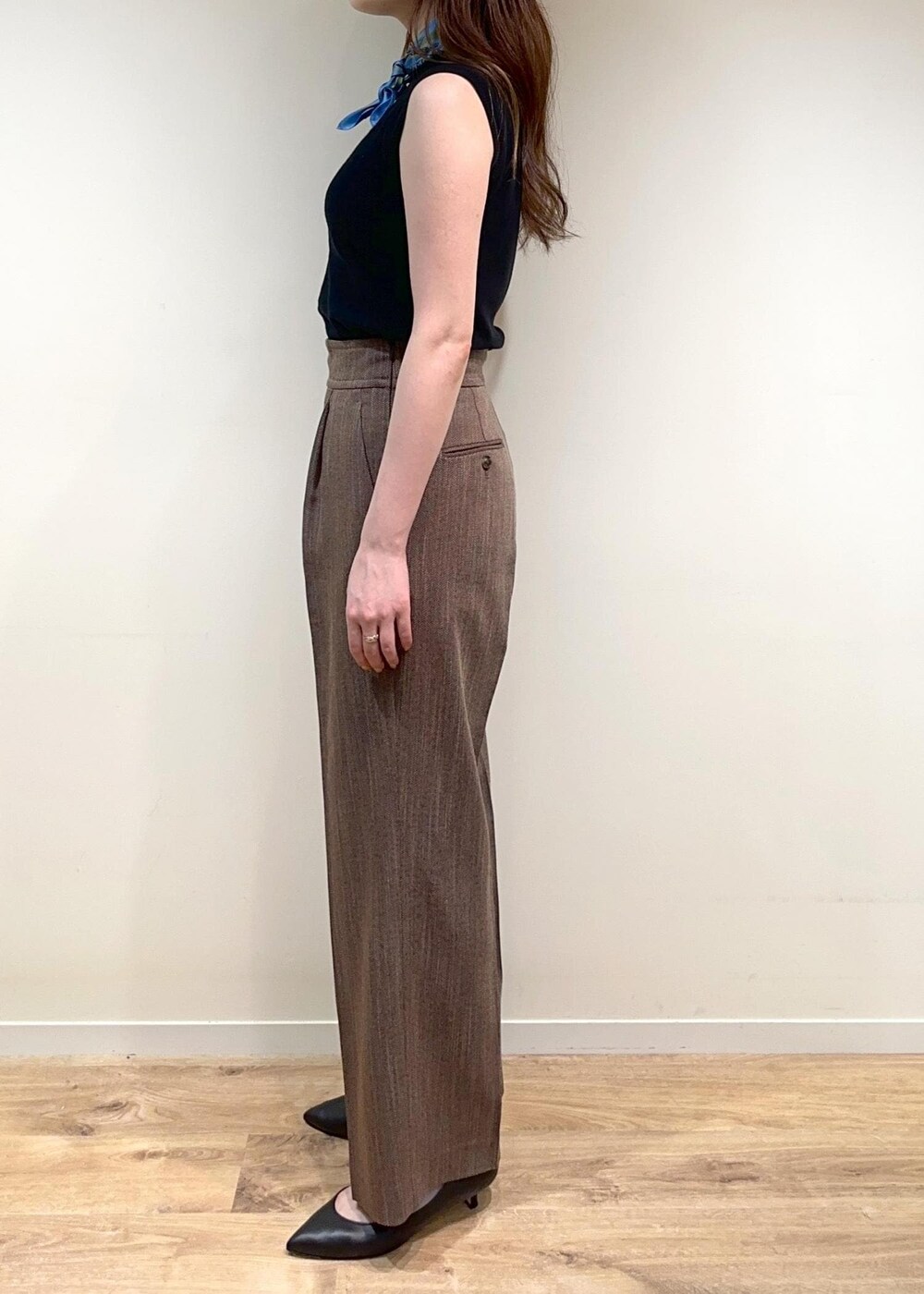 ブラック系のトートバッグ、ブラック系のTシャツ/カットソー、ブラウン系のその他パンツを着用したレディースの夏コーディネートの6枚目の写真