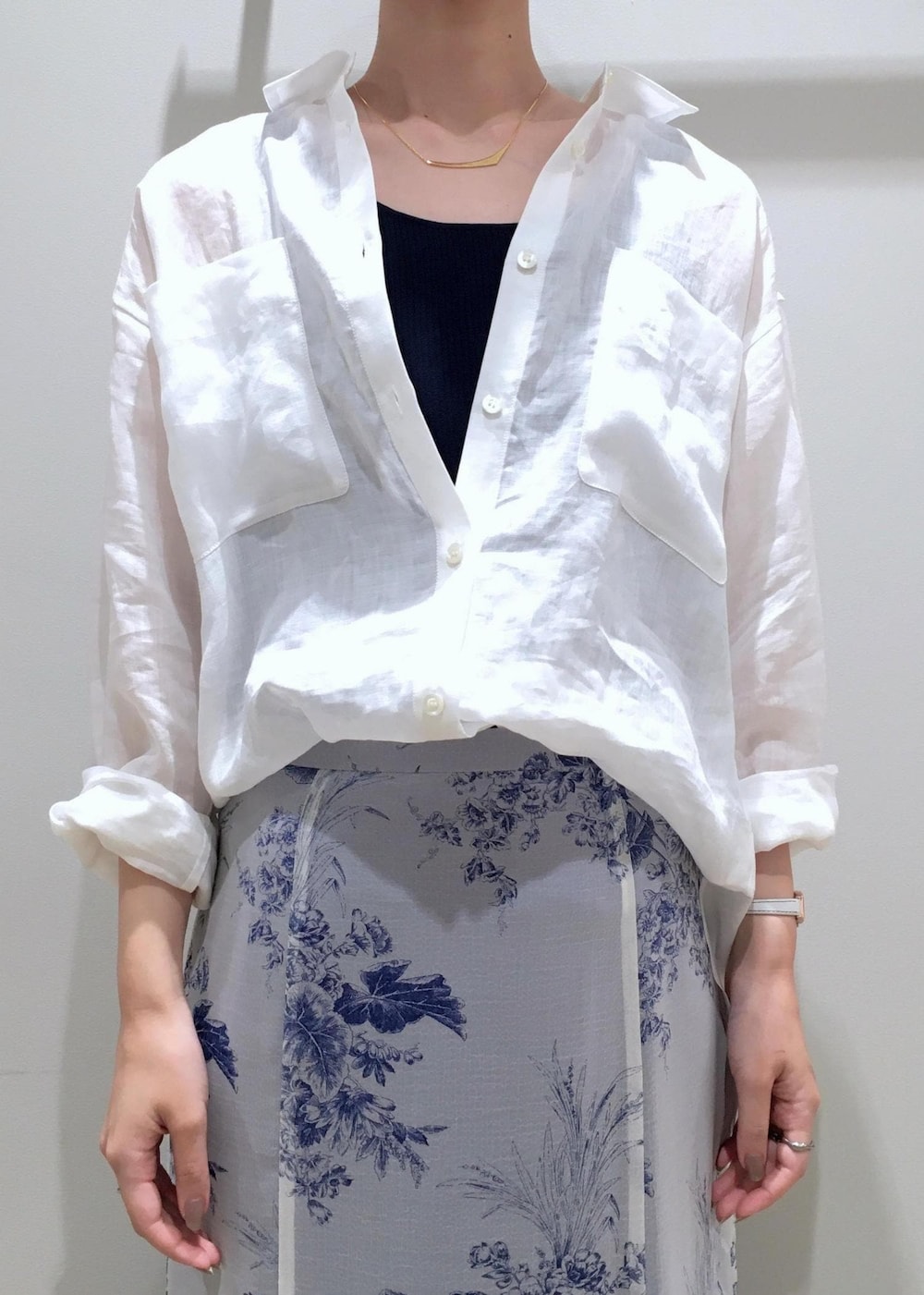 ホワイト系のハンドバッグ、ホワイト系のサンダル、ホワイト系のシャツ/ブラウスを着用したレディースの春コーディネートの4枚目の写真