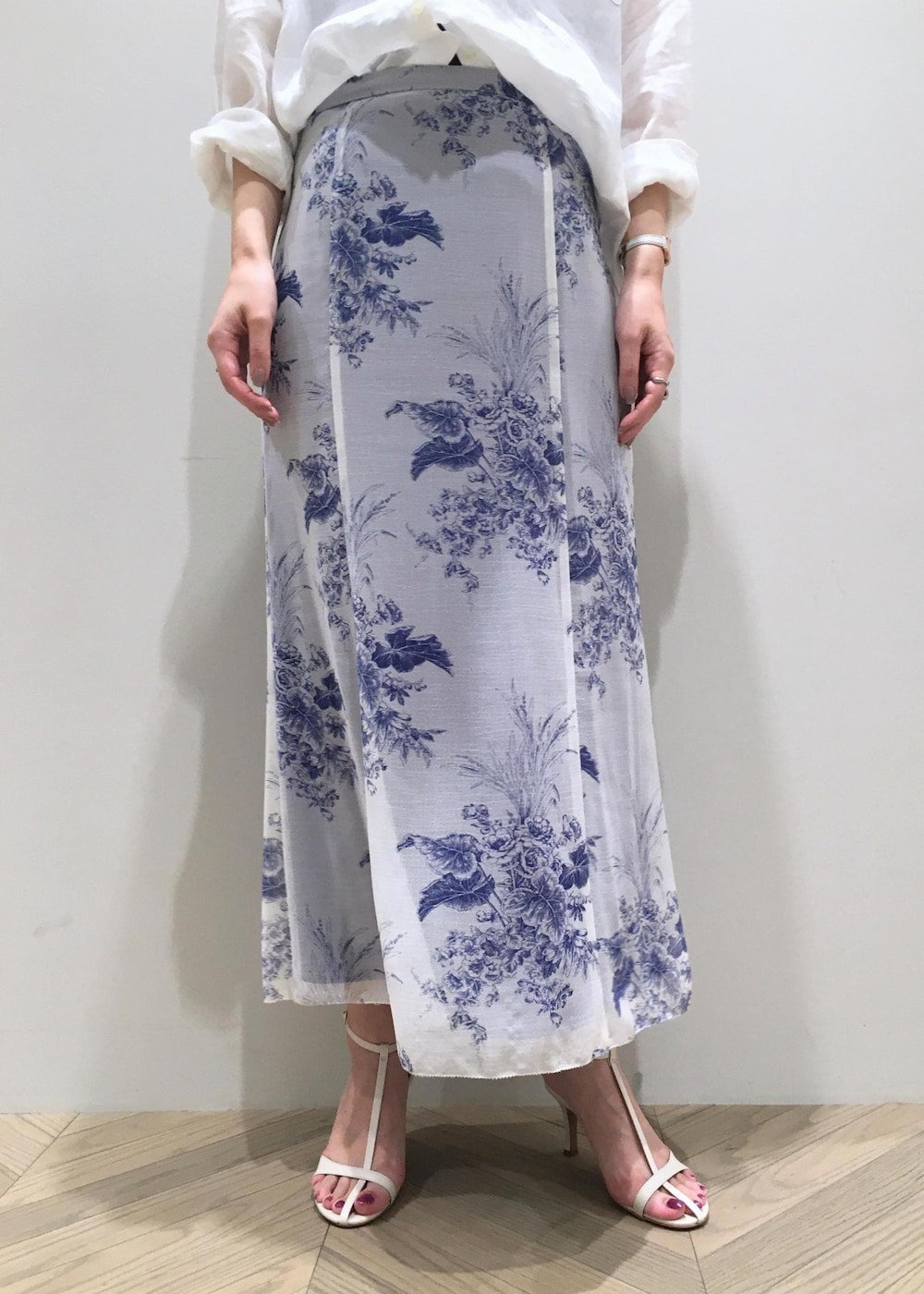 ホワイト系のハンドバッグ、ホワイト系のサンダル、ホワイト系のシャツ/ブラウスを着用したレディースの春コーディネートの6枚目の写真