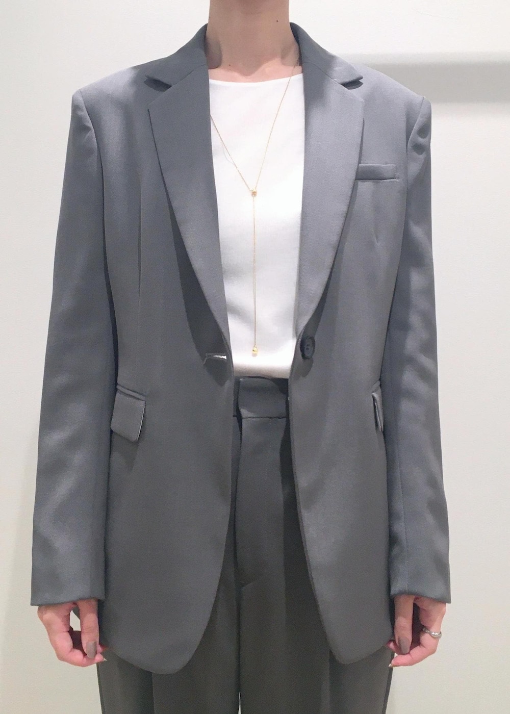 ブラック系のパンプス、ホワイト系のTシャツ/カットソー、グレー系のその他パンツを着用したレディースの春コーディネートの5枚目の写真