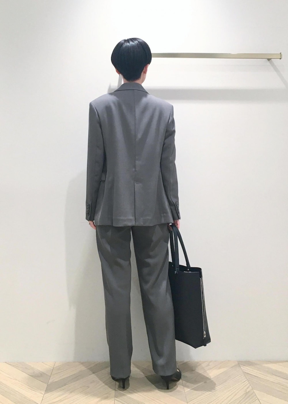 ブラック系のパンプス、ホワイト系のTシャツ/カットソー、グレー系のその他パンツを着用したレディースの春コーディネートの4枚目の写真