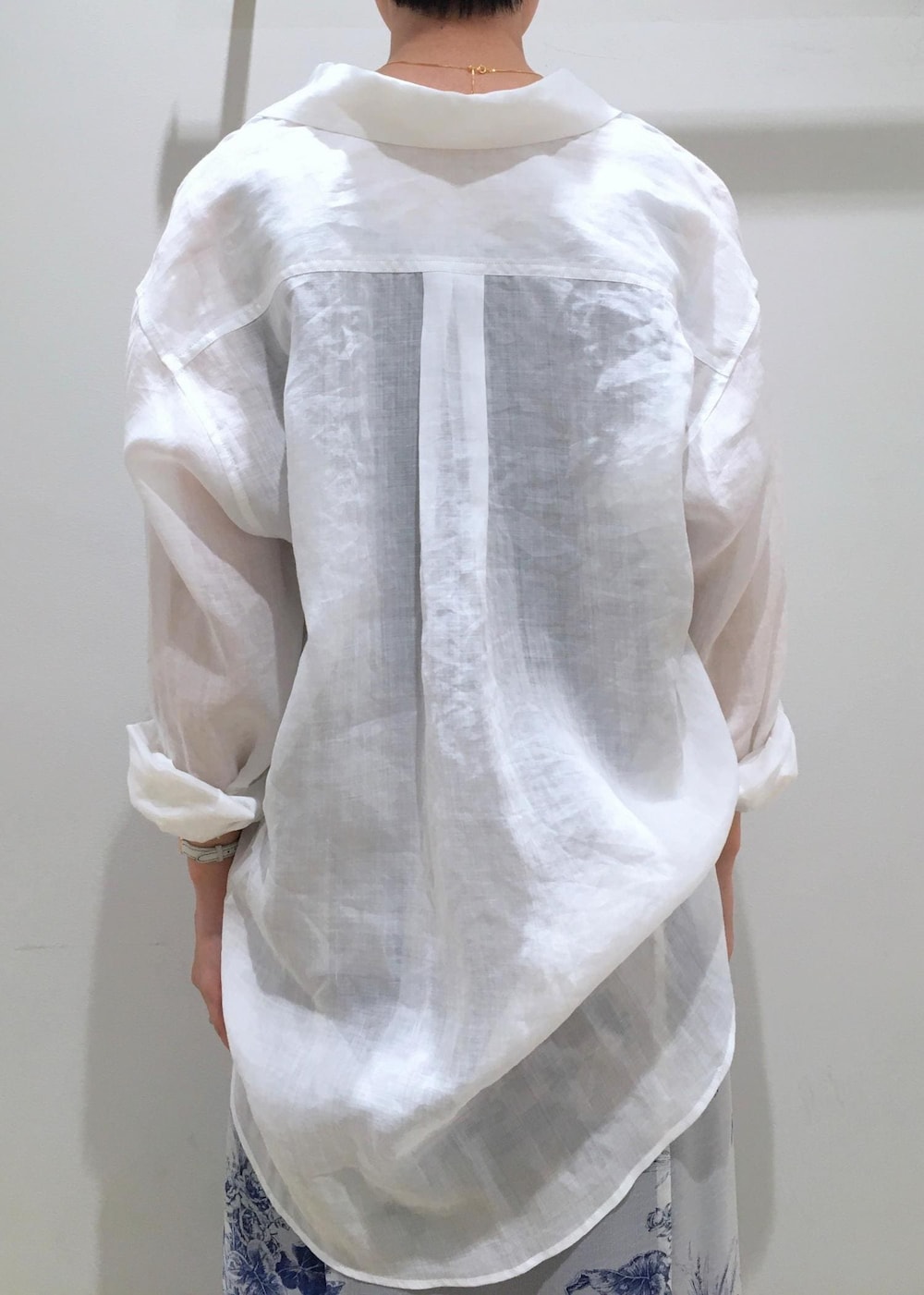 ホワイト系のハンドバッグ、ホワイト系のサンダル、ホワイト系のシャツ/ブラウスを着用したレディースの春コーディネートの5枚目の写真