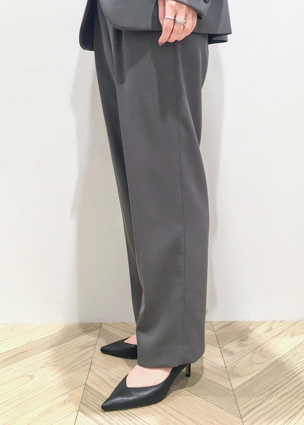 ブラック系のパンプス、ホワイト系のTシャツ/カットソー、グレー系のその他パンツを着用したレディースの春コーディネートの7枚目の写真