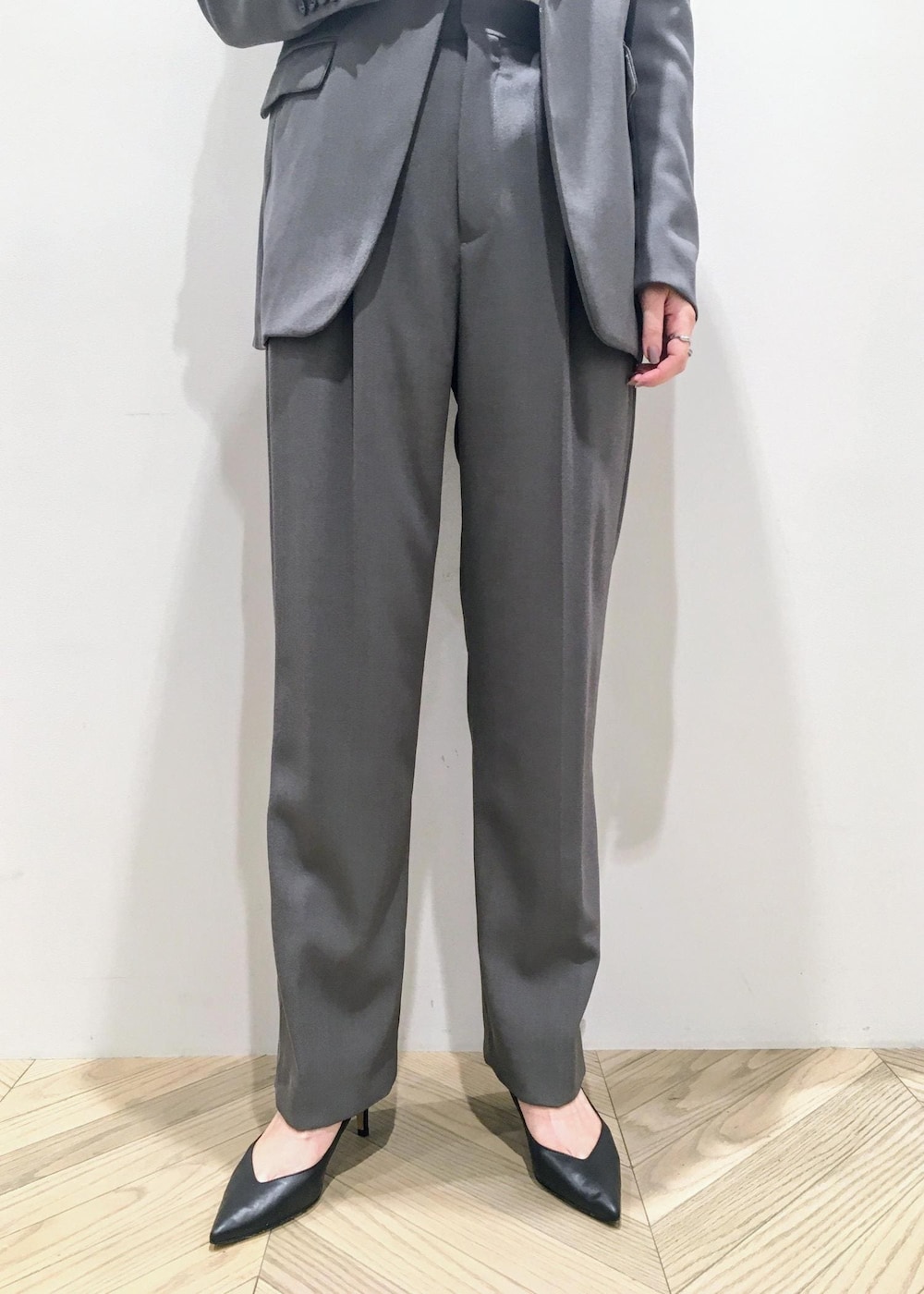 ブラック系のパンプス、ホワイト系のTシャツ/カットソー、グレー系のその他パンツを着用したレディースの春コーディネートの6枚目の写真