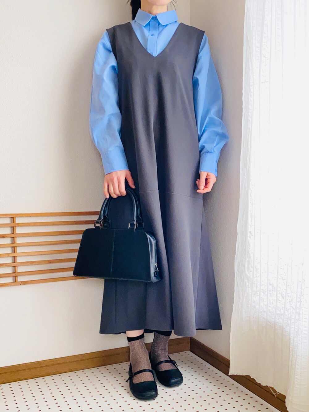 「大人カジュアル、プチプラ、今日のコーデ、ジャンパースカート、シャツスタイル、雨の日コーデ、フラットシューズ、ラメソックス、グレーコーデ、梅雨コーデ、ブルーシャツ、マーメイドスカート、マーメイドワンピース、アラフィフ、40代ファッション」|「MODE KAORIの甲ストラップスクエアトゥパンプス(パンプス、ブラック系)」を使った、chocotohanaさん(レディース・161cm)の春コーディネートの2枚目の写真